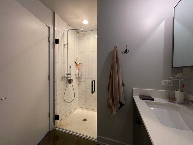 Building Photo - 810 N Clark St