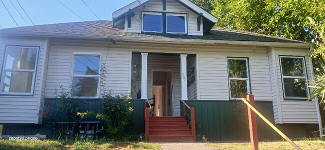 Building Photo - 908 15th St