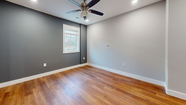 Building Photo - 4BR/4BA Unit #101 in 14 BR Triplex | UTK O...