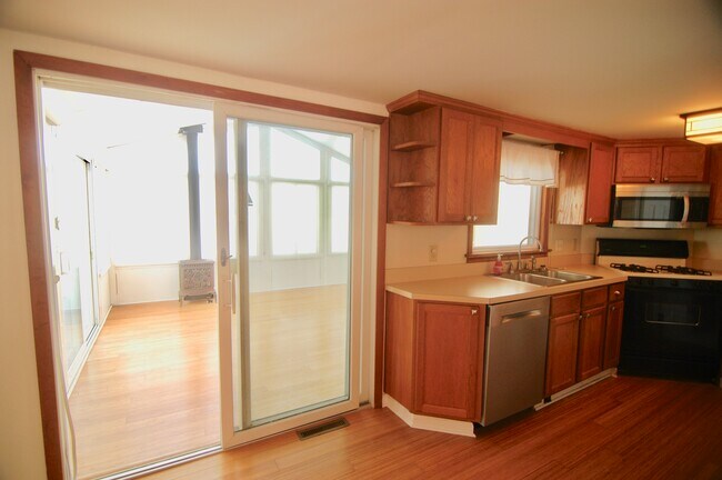 Building Photo - 7099 Lakeshore Rd