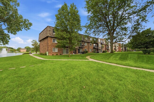 Building Photo - 9388 Bay Colony Dr