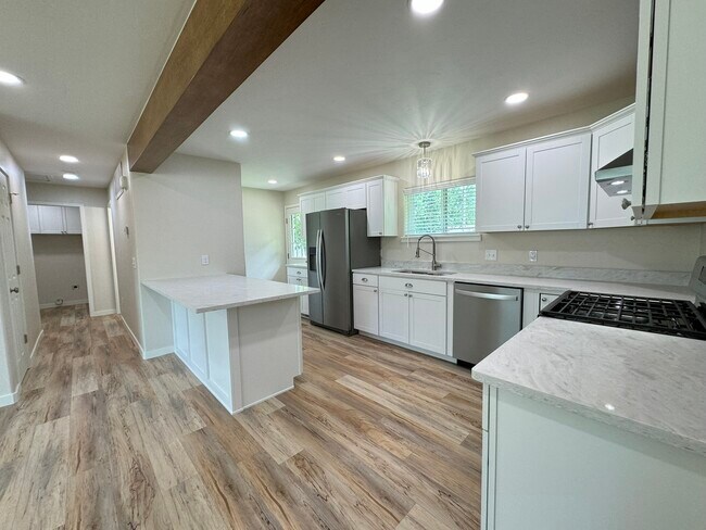 Building Photo - 1442 E Broadway St