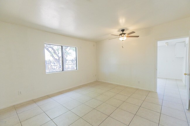 Building Photo - 4016 E Willow Ave