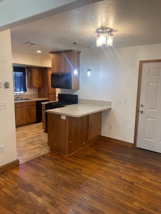 Building Photo - Two Bedroom Home!