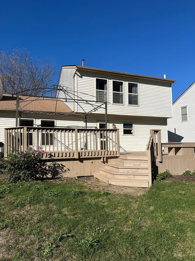 Building Photo - Welcome to this stunning 3 bed/3 bath sing...