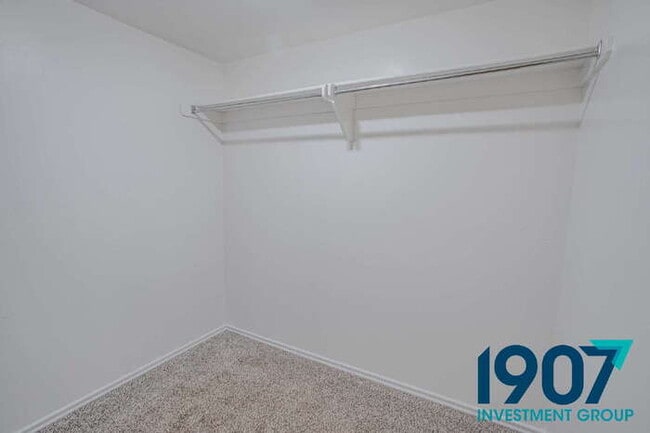 Building Photo - Contemporary 3-Bedroom Home in Yukon – Modern Finishes & Open Layout! - NO PETS