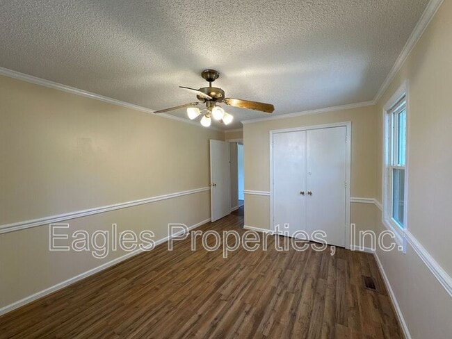 Building Photo - 605 S Oleander Ave