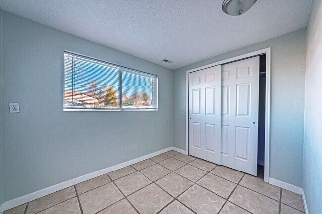 Building Photo - 5 bedrooms ,2 bathrooms and on 0.32 acres for rent