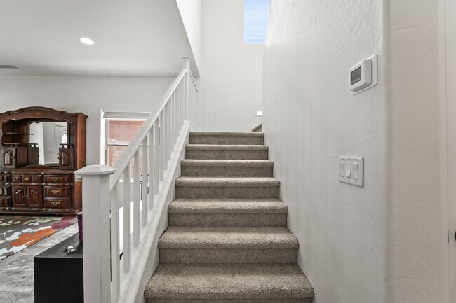 Building Photo - Charming 4-Bed, 2.5-Bath Home in Skyline R...
