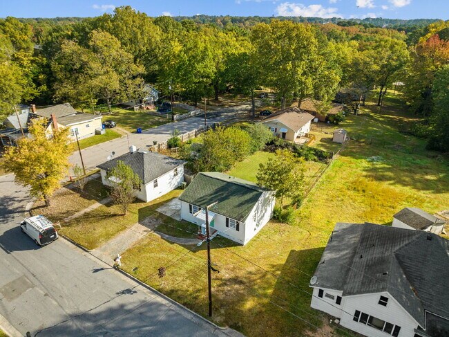 Building Photo - "2-Bed Bungalow with Granite Touches & Gleaming Hardwoods in Durham!"