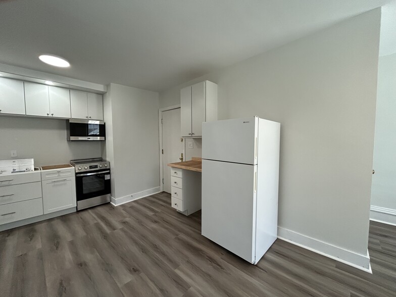 New stainless steel range and microwave - 323 Water St