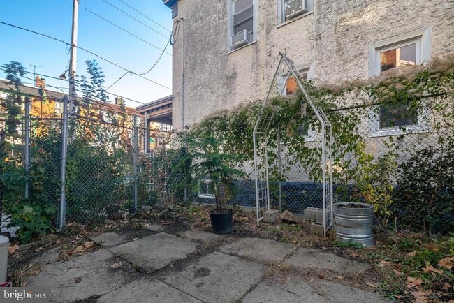Building Photo - 5002 Chestnut St