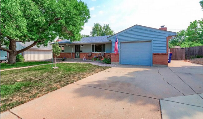 Building Photo - Huge room in a large shared home, private bathroom, great neighborhood, friendly roommates!