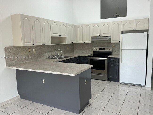 Building Photo - 2424 SW 143rd Pl