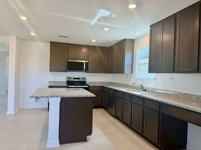 Building Photo - Modern Comfort Meets Style in Mariposa Manor