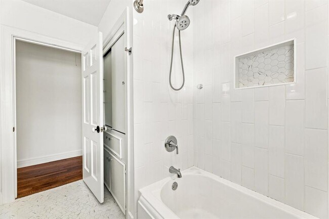 Building Photo - 811 E 45th St