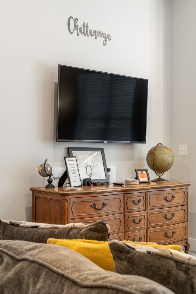 Building Photo - Flexible Lease Lengths! Furnished Southside Townhome