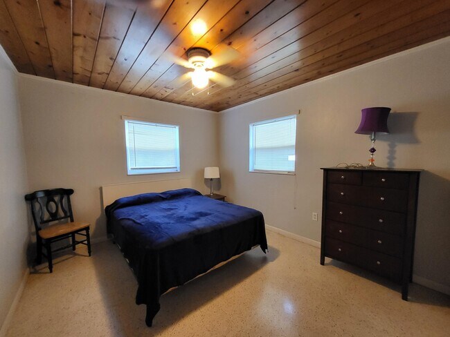 Building Photo - 1169 Seaway Dr
