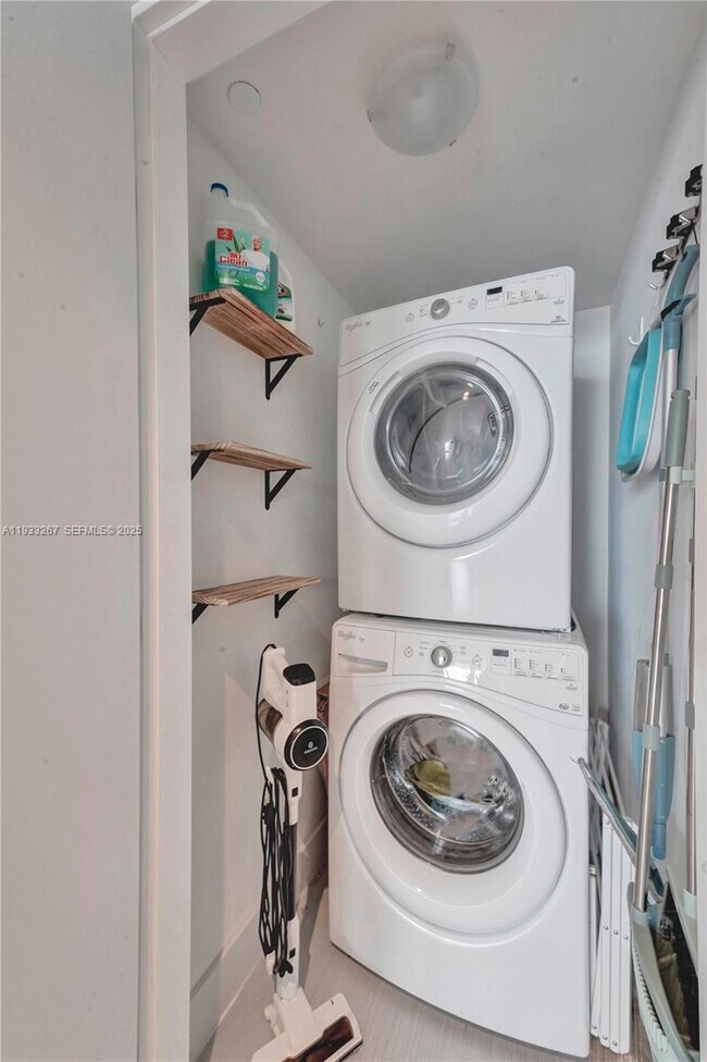 Building Photo - 1300 Brickell Bay Dr