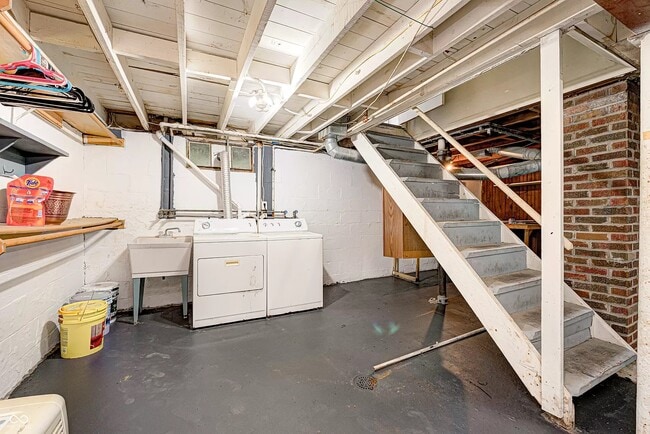 Building Photo - 4924 Rosslyn Ave