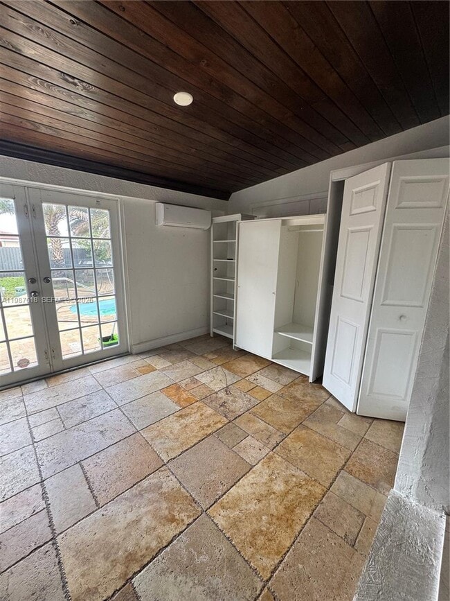 Building Photo - 551 E 60th St