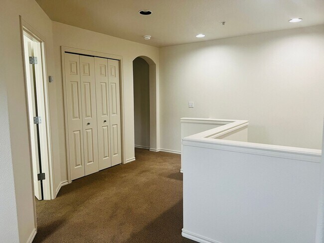 Building Photo - Wilsonville Villebois Community Offers Spacious End Unit Town Home