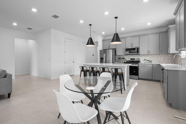 Building Photo - 758 SE Courances Dr