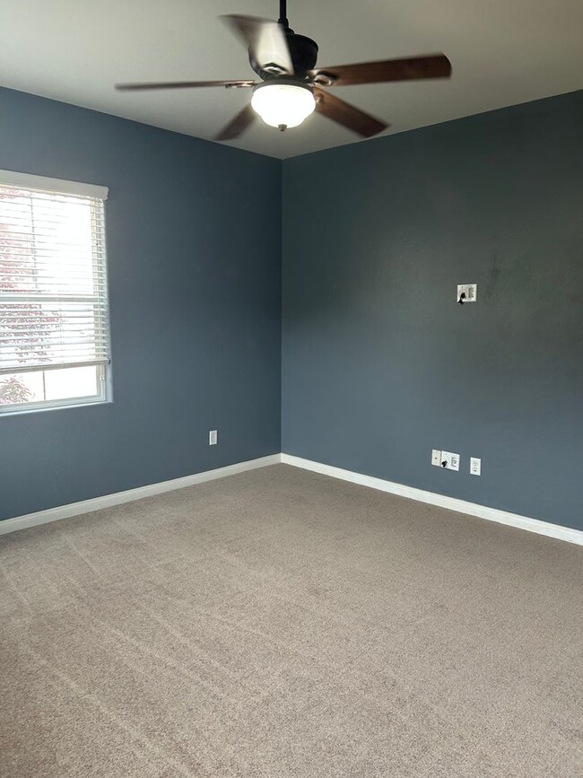 Building Photo - Spacious home in University Park