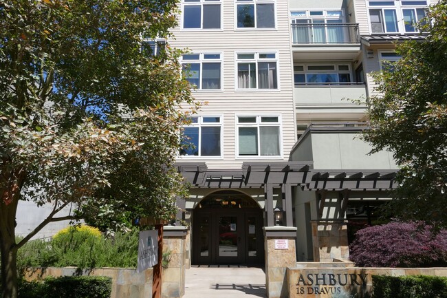 Primary Photo - Newer 1 Bedroom Condo in Great Lower Queen...