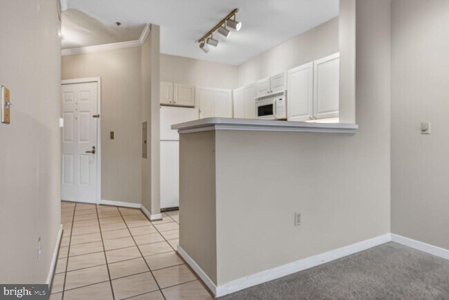 Building Photo - 1645 International Dr