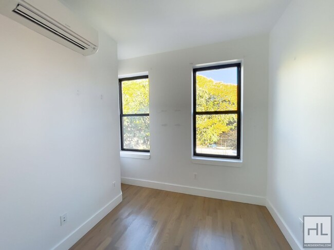 Building Photo - GRAHAM AVENUE / Williamsburg / Spacious 3-...