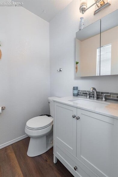 Half bath downstairs - 1002 Ussie Ave