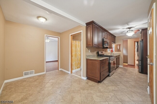 Building Photo - 129 Camp Trail