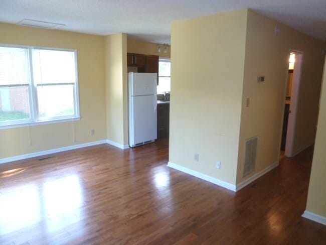 Building Photo - Inviting, updated 4br 3.5ba duplex w/ park...