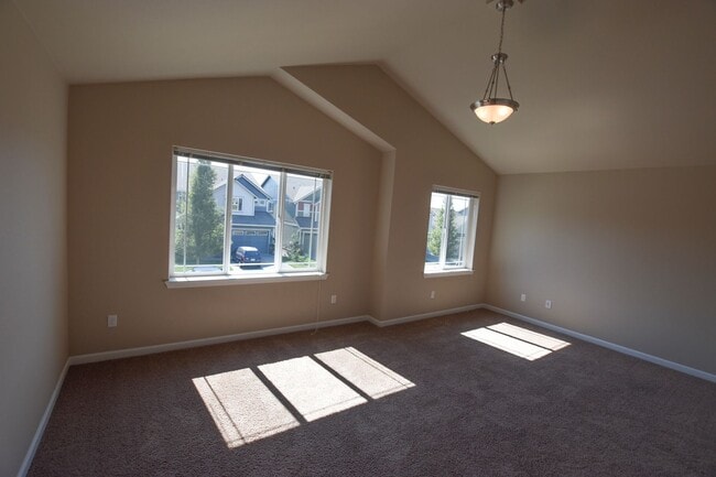 Building Photo - Move in Ready! Apply Today!