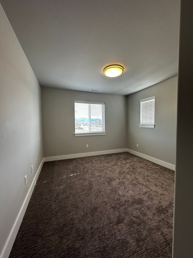 Building Photo - Beautiful and New 3 Bedroom Home