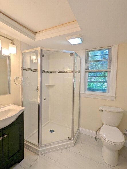 Building Photo - 8 Lowell Cir