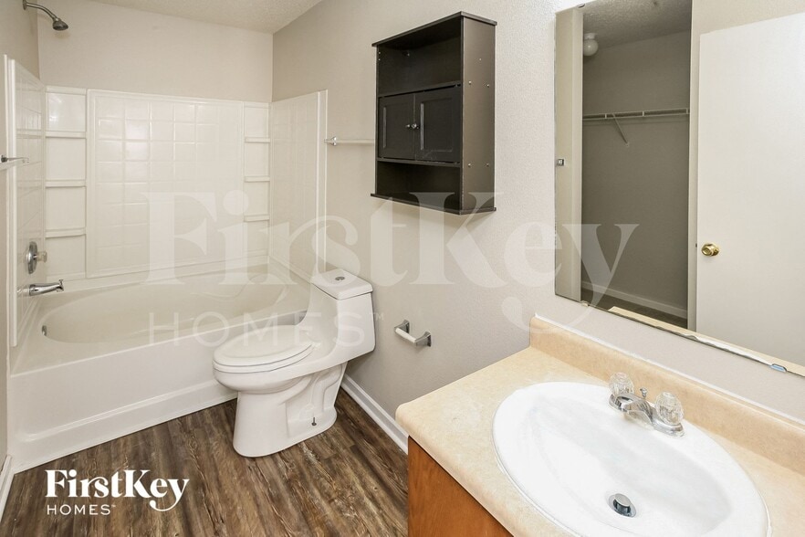 Building Photo - 915 Streamside Dr