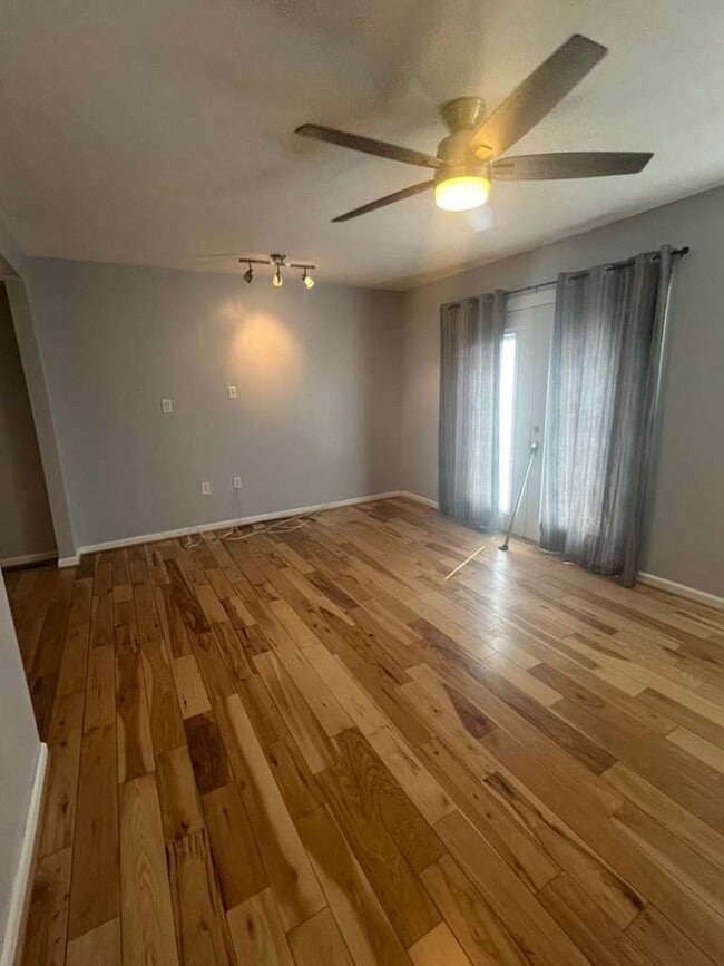 Building Photo - Lake Grove