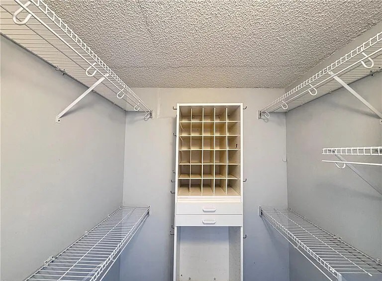 Building Photo - 2830 Shore Dr