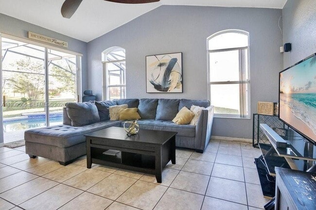 Building Photo - 321 Corvina Dr