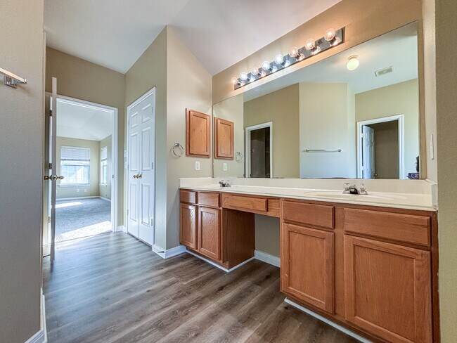 Building Photo - 340 Meadow Park