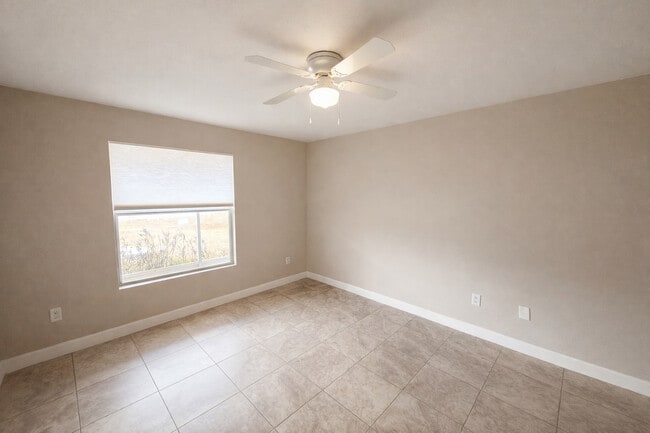 Building Photo - 4708 Golfview Blvd