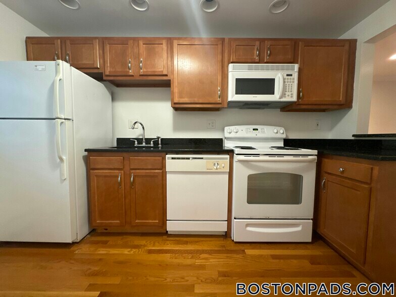 Building Photo - 67 Wyman St