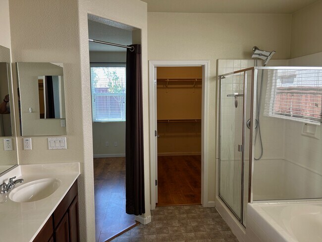 Building Photo - 1537 Sycamore Dr