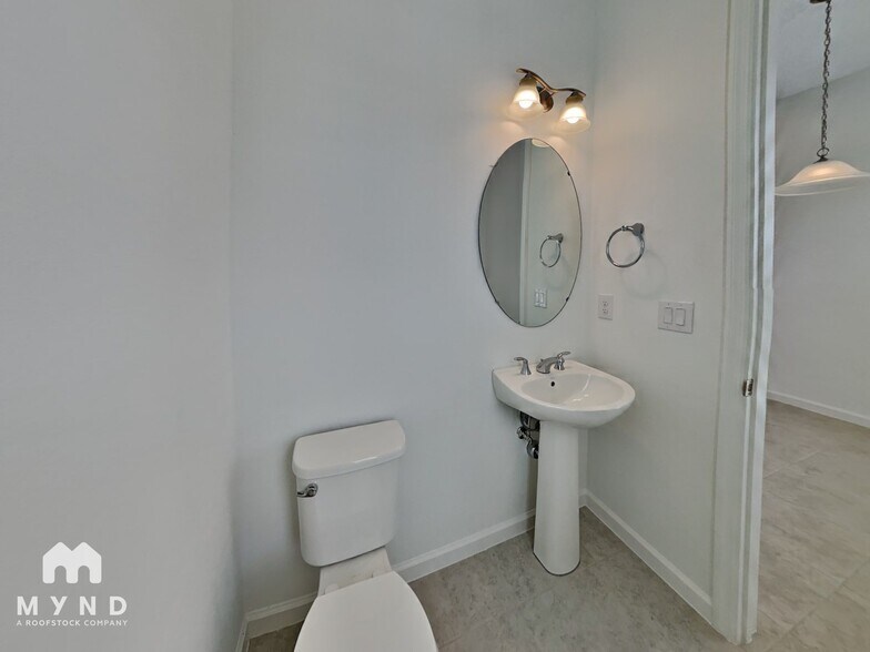 Building Photo - 2353 Brix St