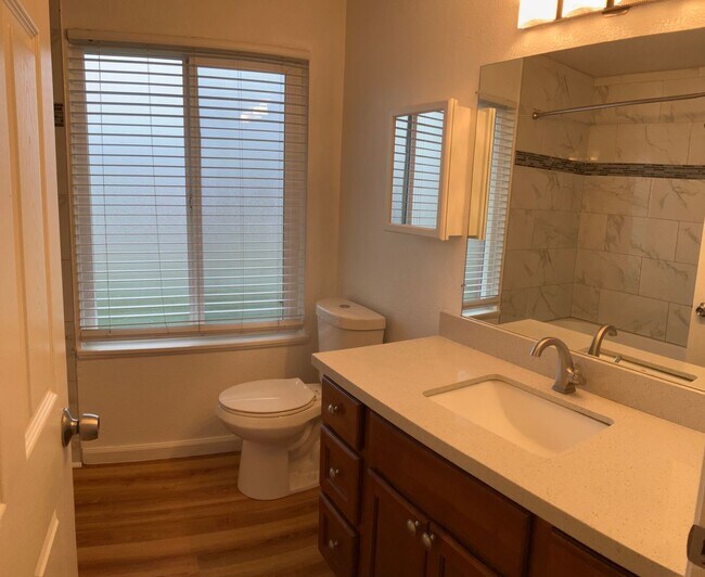 Building Photo - 1716 Sylvan Ave