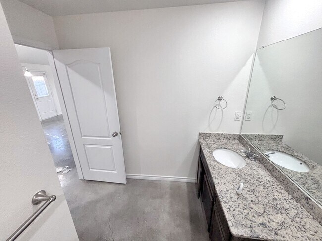 Building Photo - Modern 3-Bedroom Single-Story Home with St...