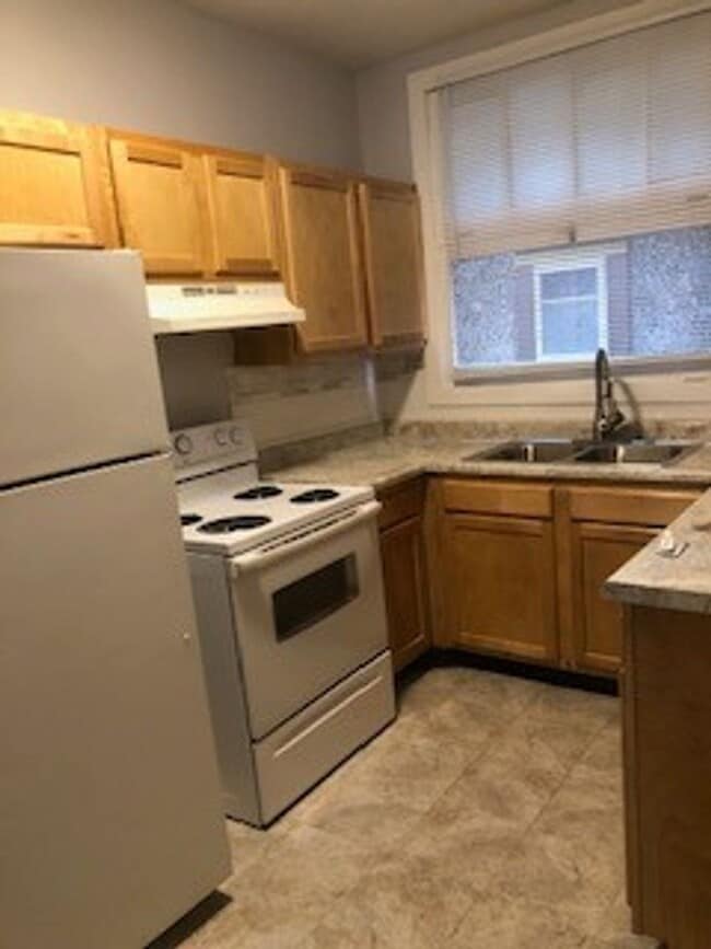 Building Photo - Spacious Two Bedroom near Washington Blvd ...