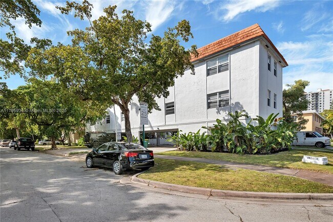 Building Photo - 1114 Douglas Rd